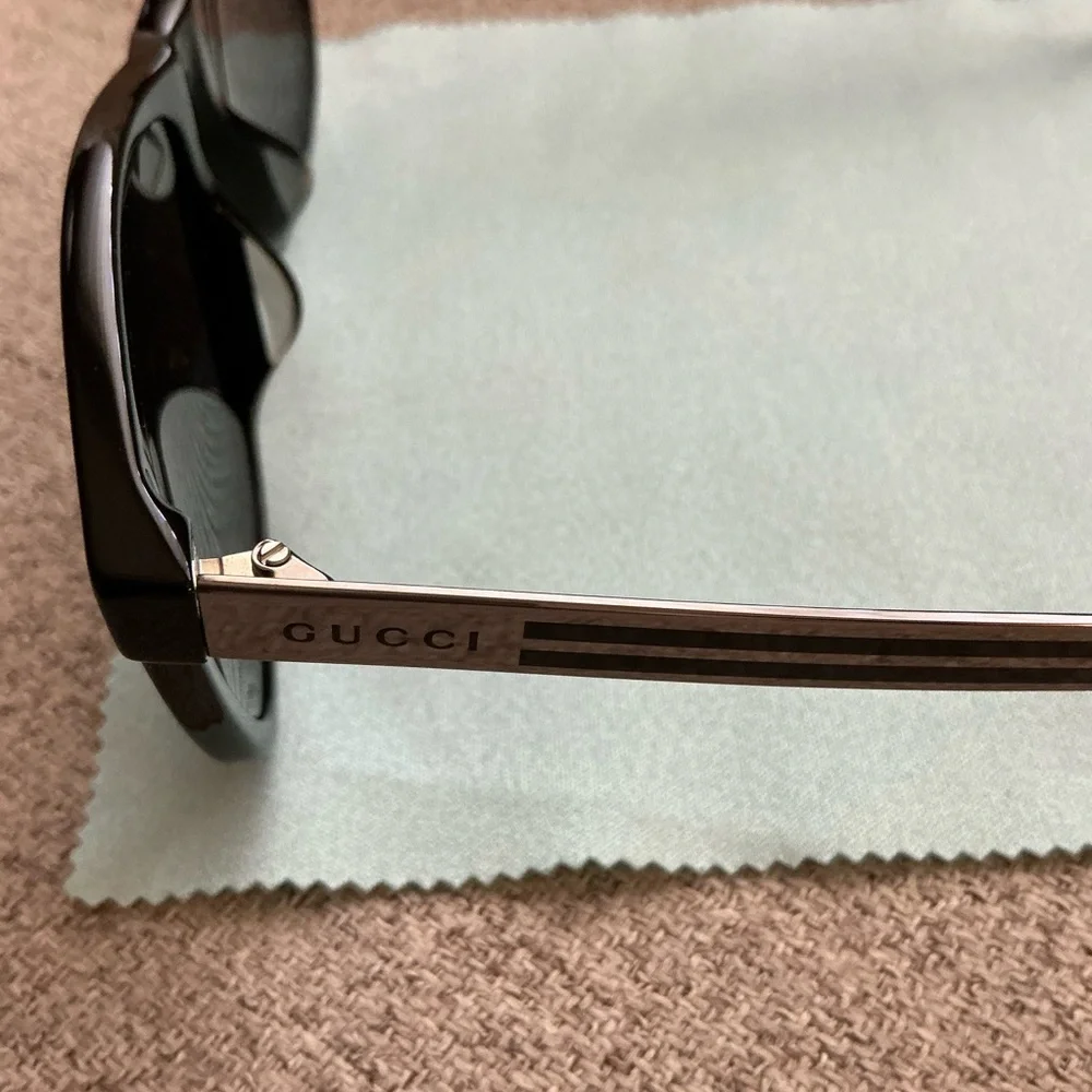 Gucci Black Wayfarer Sunglasses Timeless Design - Picture 8 of 10